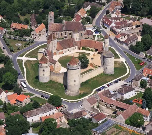 Vue aérienne d'un château médiéval entouré d'un village français