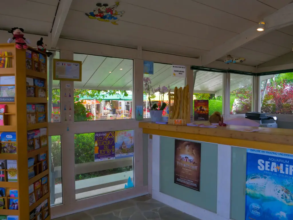 Bureau d'accueil touristique avec brochures et décorations Mickey Mouse