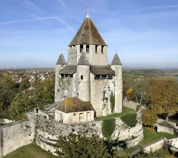 Tour César médiévale de Provins vue aérienne en automne